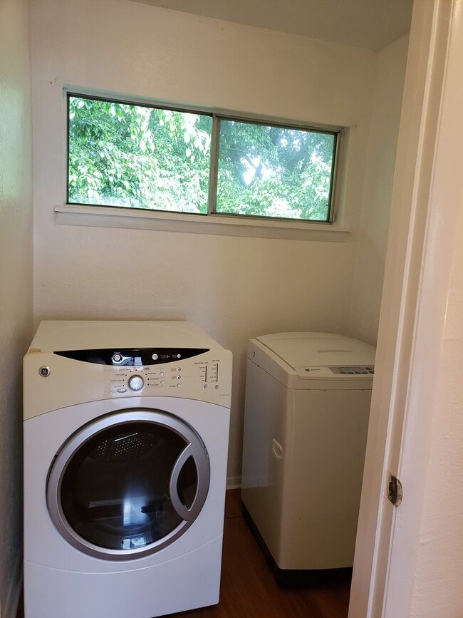 Building Photo - 2 Bedroom 2.5 Bath Townhouse with covered parking