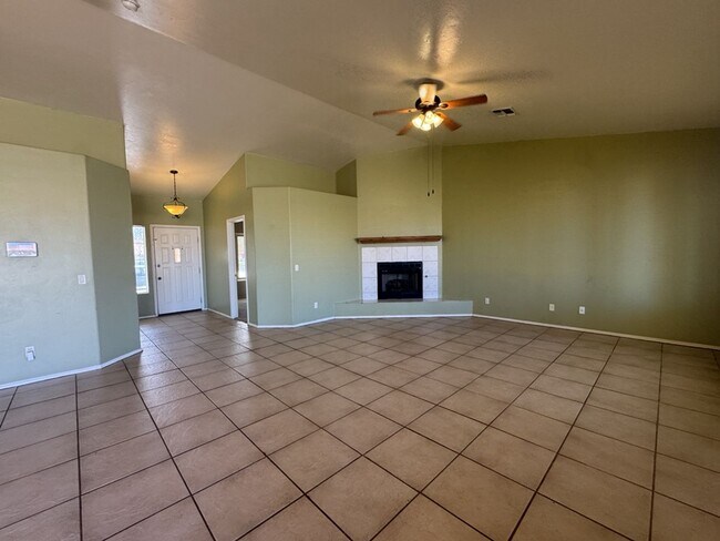 Building Photo - Beautiful 4 bedroom home in the neighborhood of Canyon De Flores!