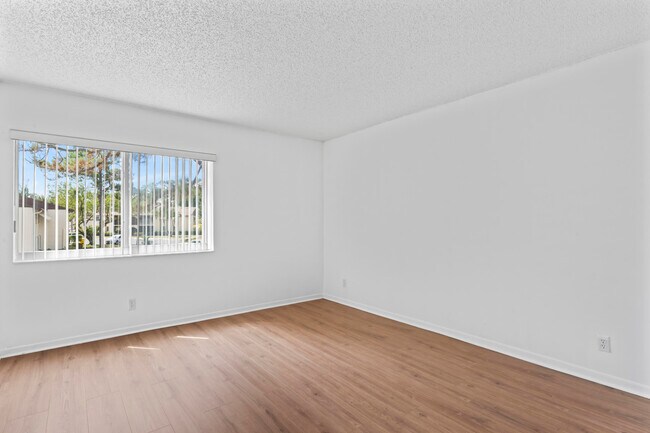 Building Photo - 142 Lake Pine Cir