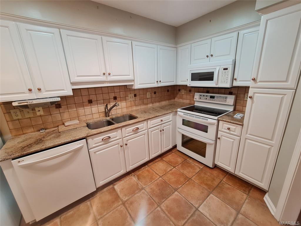 Building Photo - 6604 English Oak Ct