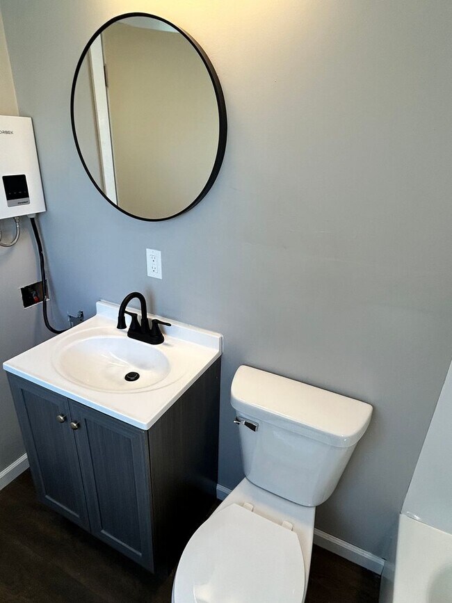 Building Photo - Newly Remodeled!