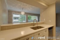 Building Photo - 1 br, 1 bath Condo - 12505 Northeast 143rd...