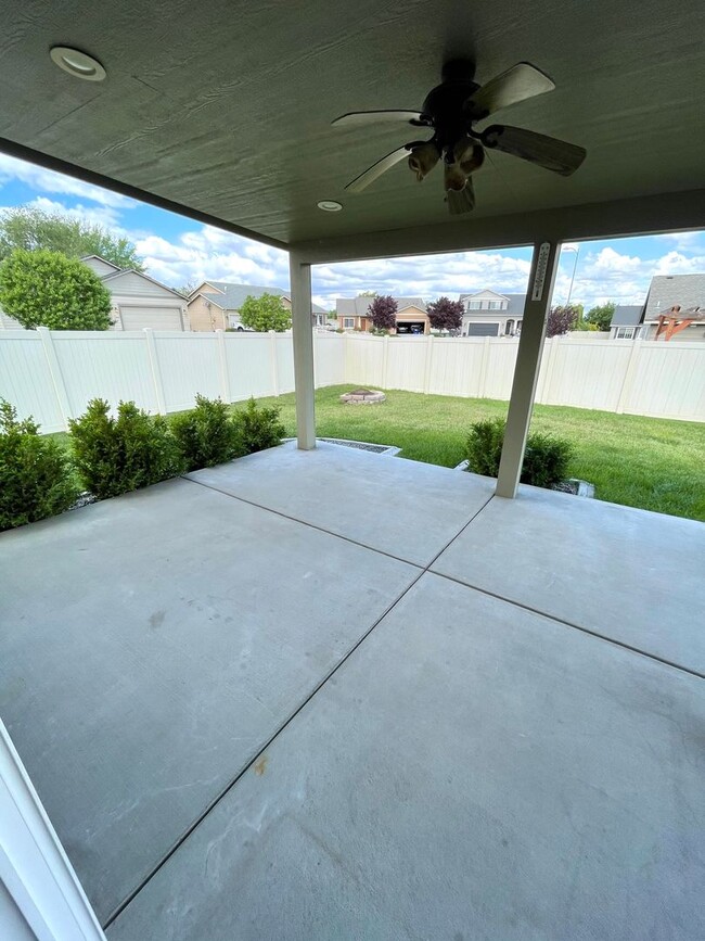 Building Photo - Beautiful Three Bedroom Two Bath in Kennewick