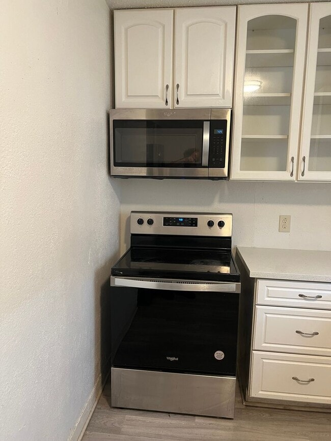 Building Photo - Charming 2BR Duplex in La Porte