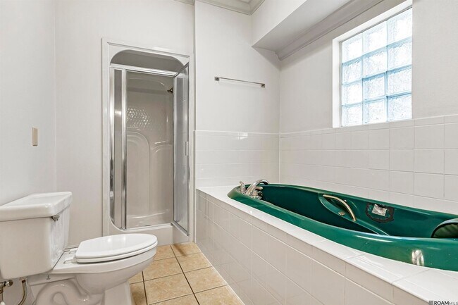 Building Photo - 550 S River Rd