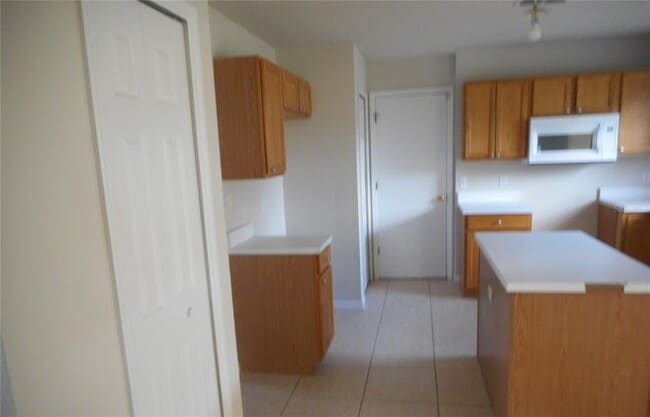 Building Photo - 950 Derbyshire Dr