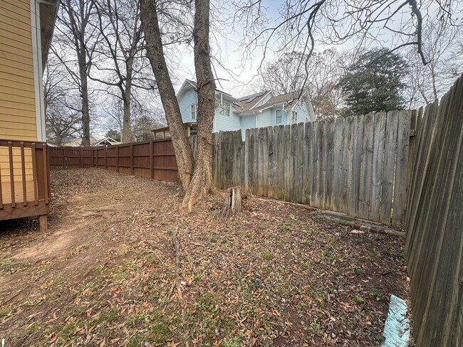 Building Photo - 2483 Memorial Dr SE