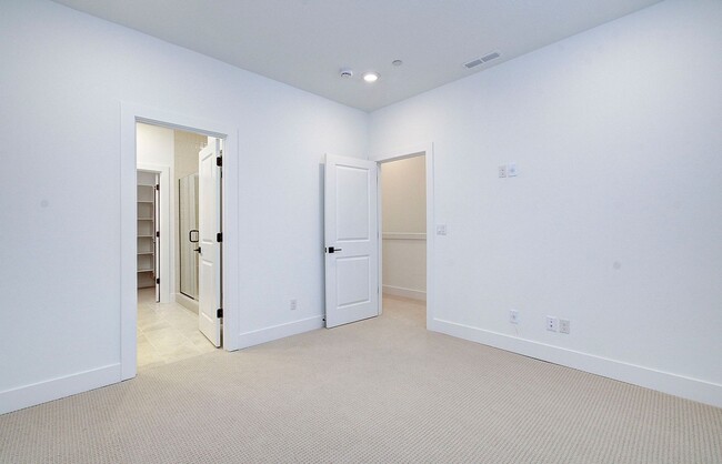 Building Photo - Luxury Upgraded Executive Townhome | 4 Bed | 3 Bath in Prime Camas School District