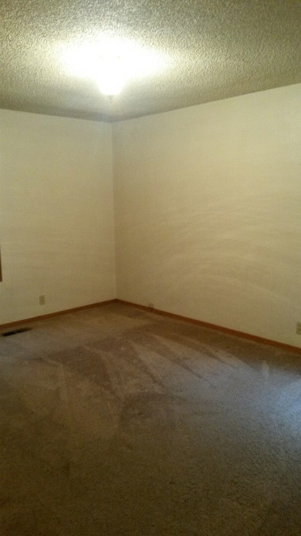 Building Photo - Cute Springfield Home With Large Fenced Ba...