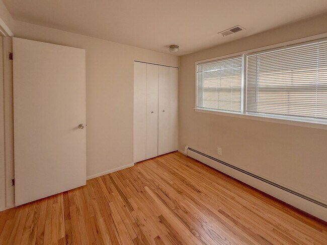Building Photo - 2710 Pendleton Dr