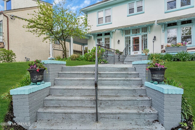 Building Photo - 704 8th Ave