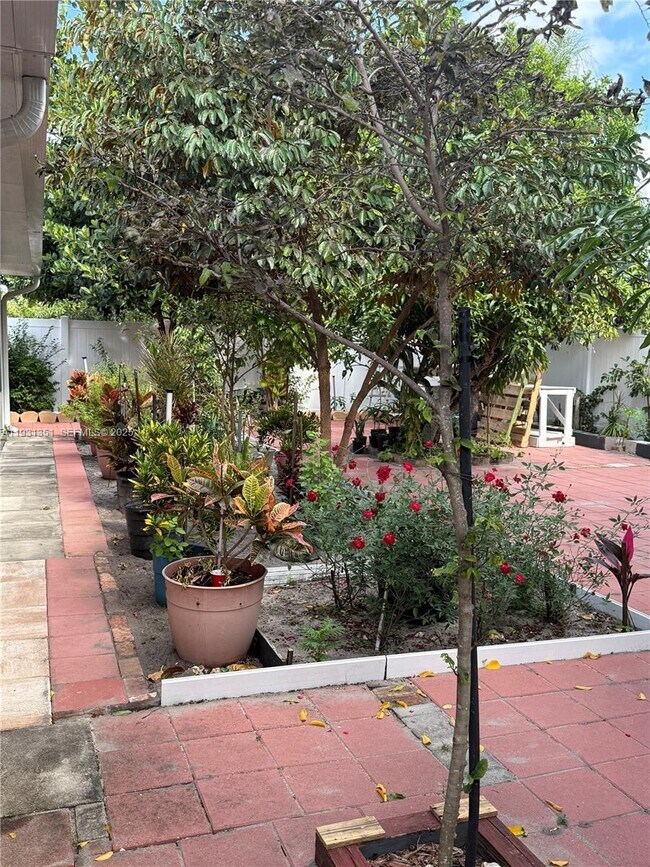 Building Photo - 333 SW 80th Terrace