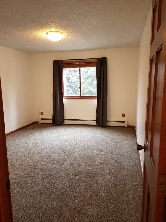 Large main bedroom - 3031 E 42nd Ave