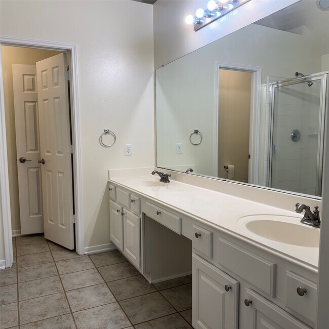 Building Photo - 10023 Hickory Trail Ln