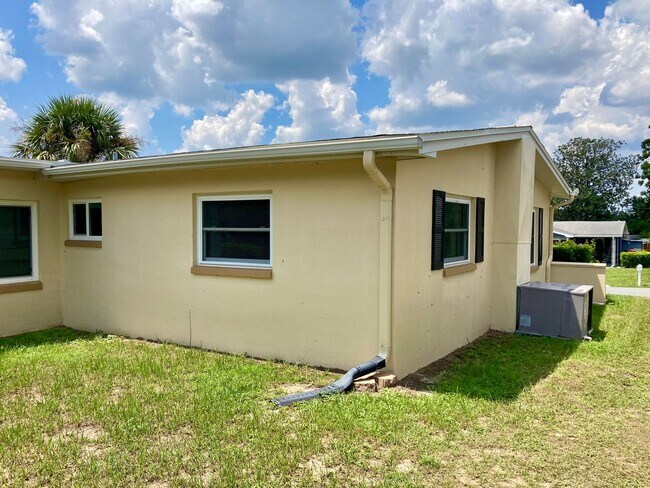 Building Photo - Clean ready to go 2/1 in Beverly Hills!