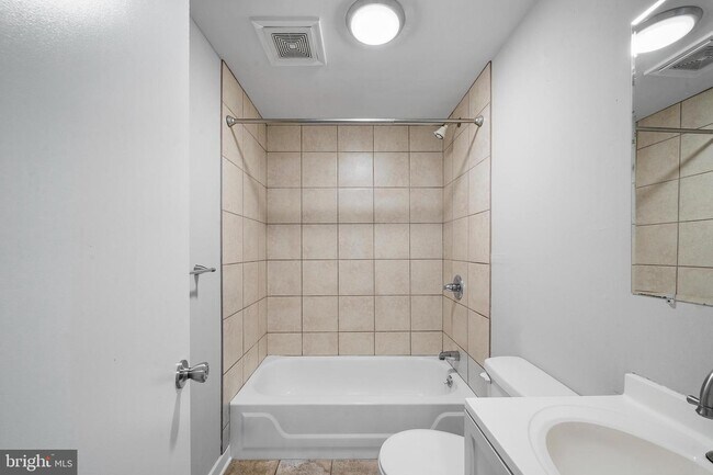 Building Photo - 1217 S 28th St