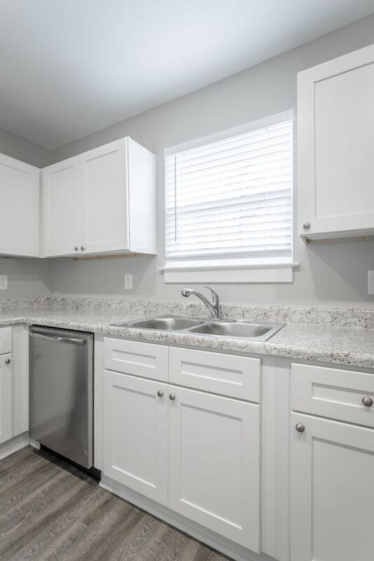 Building Photo - 5 Meadowbrook Dr W