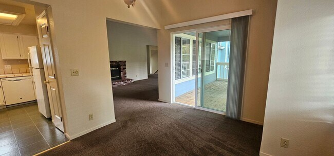 Building Photo - Great Stafford Glen Upstairs Condo