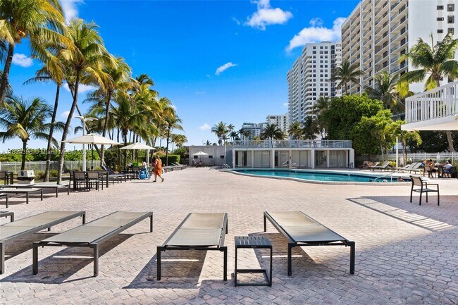 Building Photo - 2655 Collins Ave
