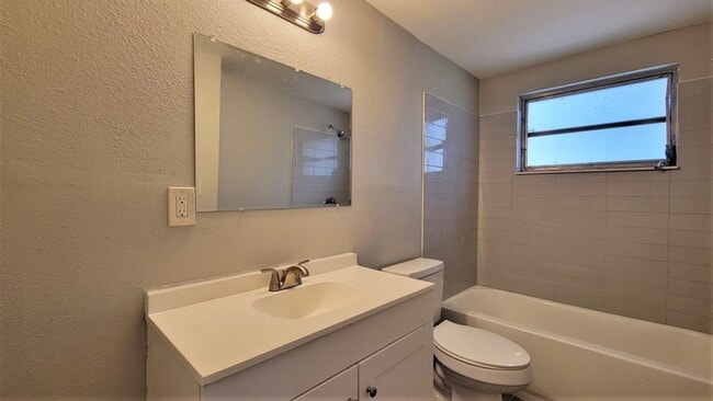 Building Photo - Charming 2 Bedroom, 1 Bath