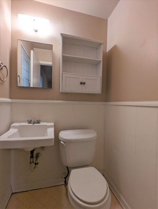 Building Photo - 1813 Hardy Dr