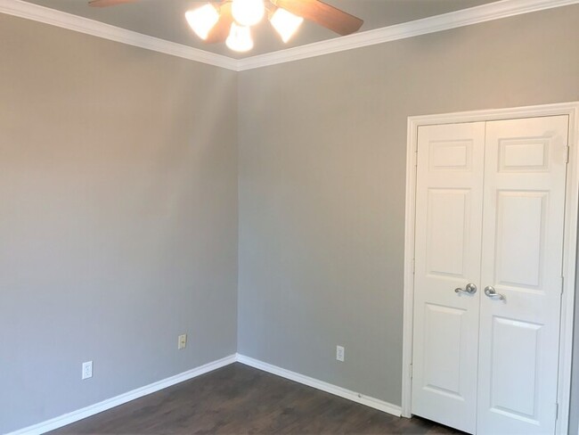 Building Photo - 3 Bed 2 Bath 2 Car Duplex in the Silvertre...