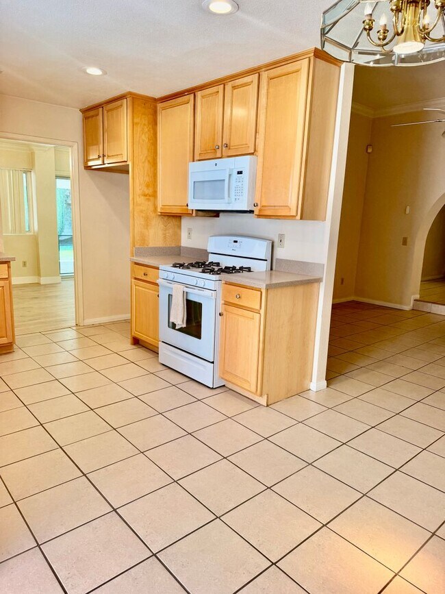 Building Photo - 228 Eagleview Pl