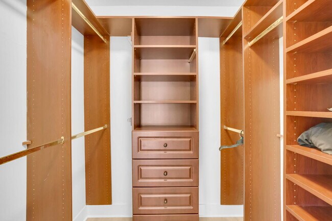 Building Photo - 905 Sunset Rd