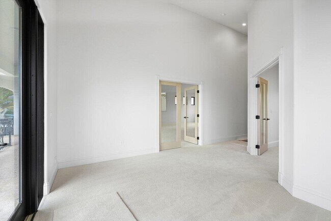 Building Photo - 1 18th Ave S