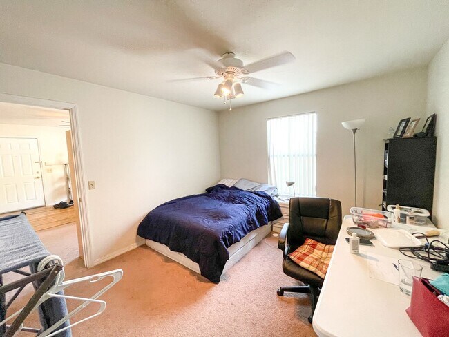 Building Photo - Campus Edge #913