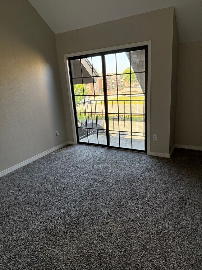 Building Photo - 3 Bed 3 Bath Move in Ready Newly Renovated