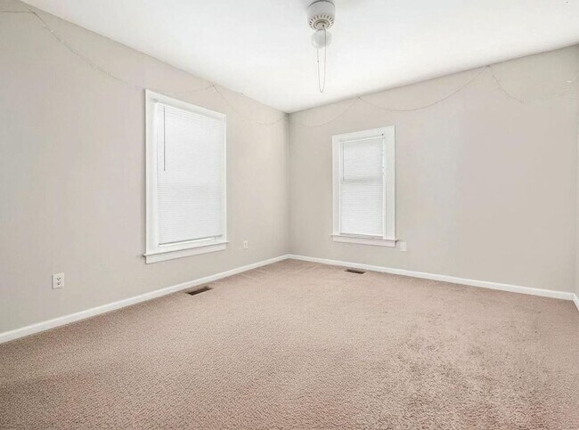 Building Photo - 227 E Northwood Ave