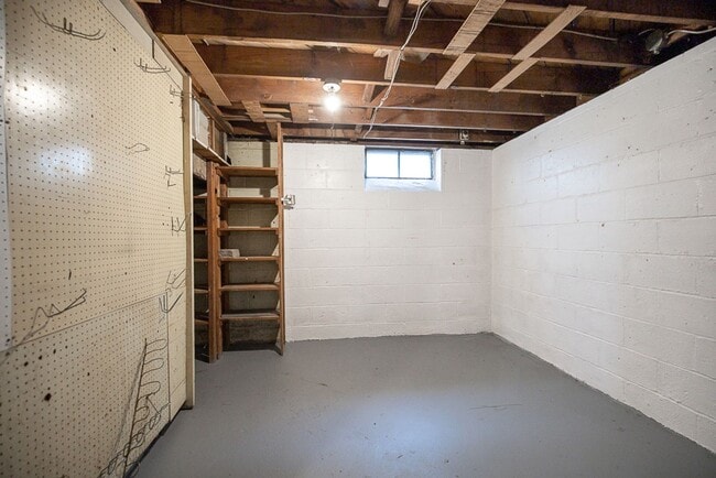 Building Photo - 3 Bedroom/1 bath Single House Maple Hts!!