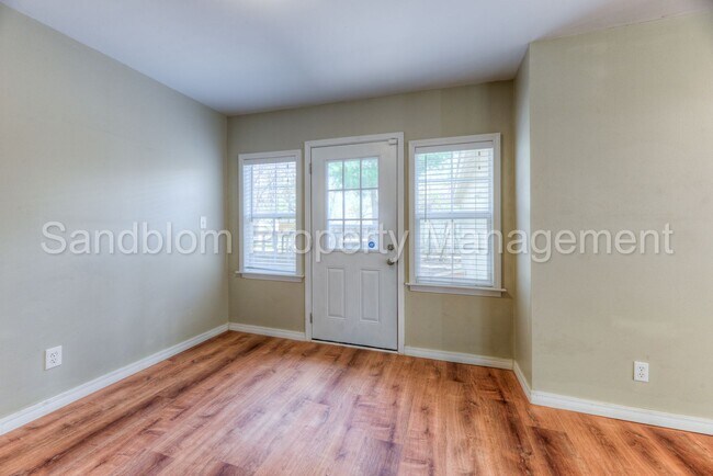 Building Photo - FOR LEASE | Tulsa | $1500 Rent | 3 Bed, 2 Bath Home