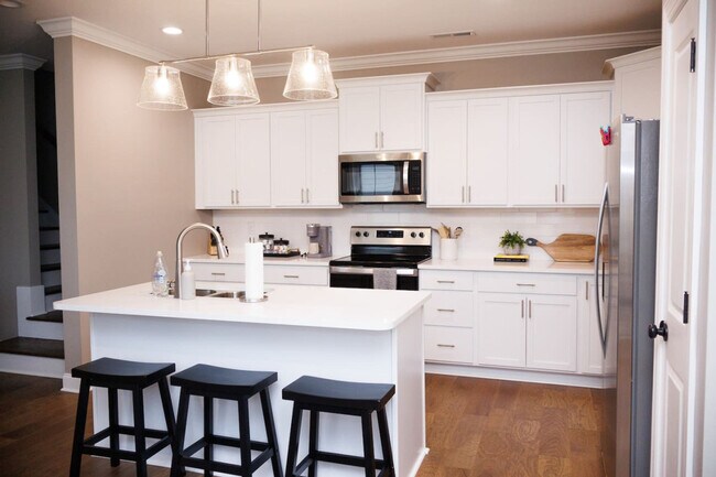 Building Photo - 562 Old Lovers Ln