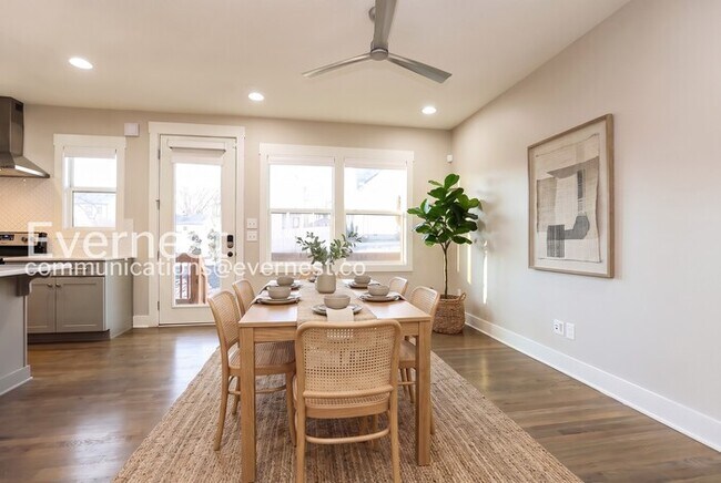 Building Photo - Limited Time Special Offer / 3 Bed/2.5 Bath Townhome with Garage / Pet-Friendly / Vouchers Accept...