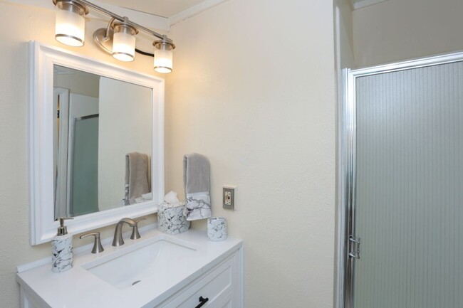 Building Photo - Walk to Main St and Gondola! Furnished! In...