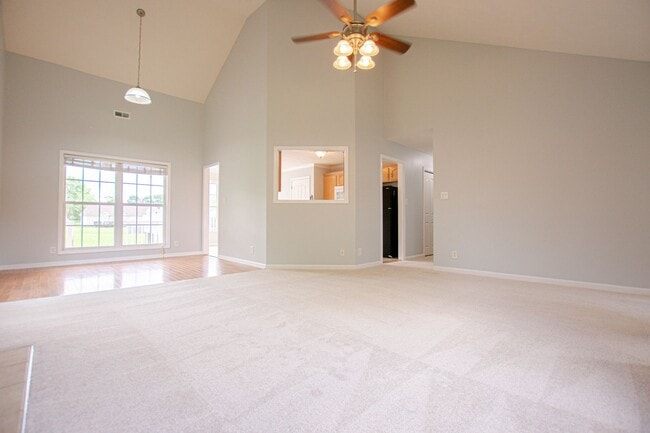 Building Photo - Three Bedroom with Bonus and Pool!