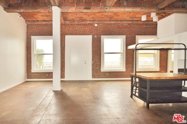 Building Photo - 215 W 7th St