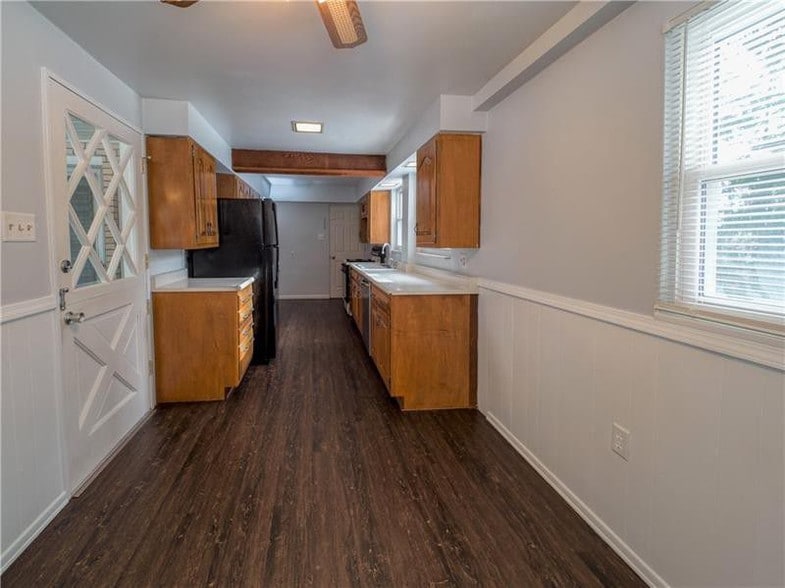 freshly painted kitchen with all appliances - 3350 Gibsonia Rd