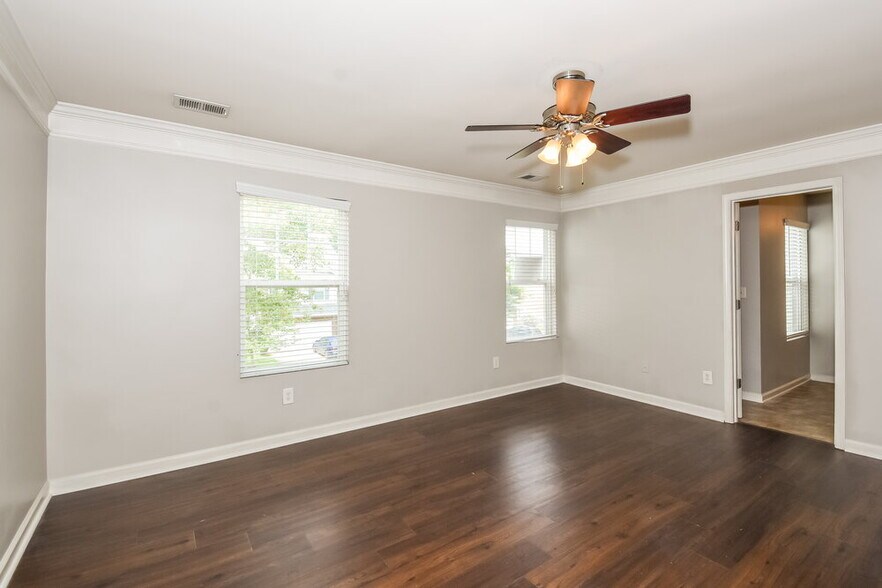 Building Photo - 3120 Englewood Dr