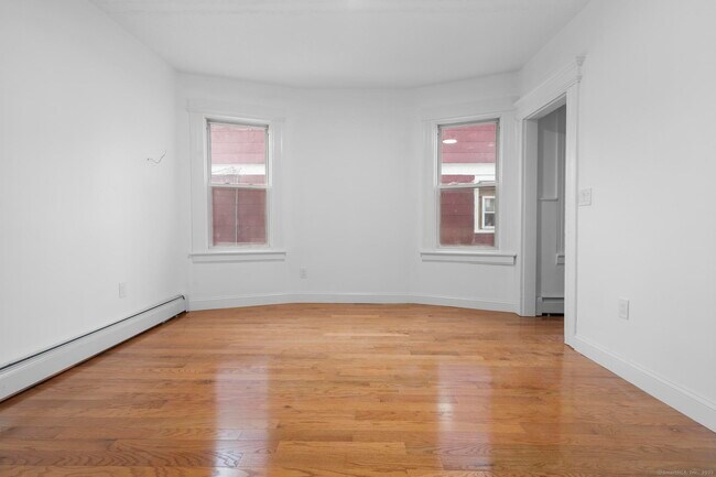 Building Photo - 565 Carroll Ave
