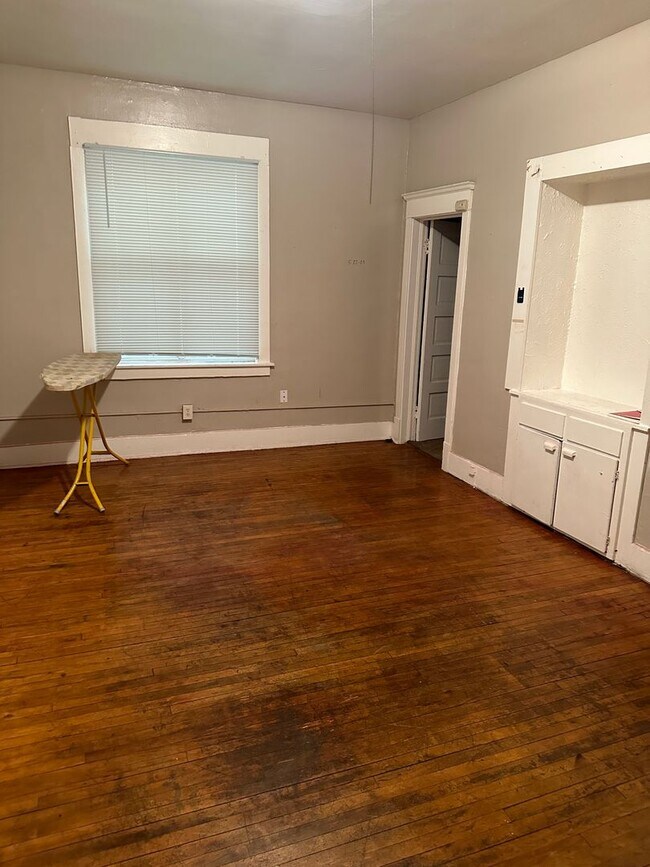 Building Photo - 554 Bellows St