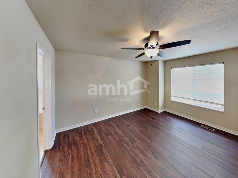 Building Photo - 4968 W Diamondback Dr