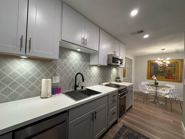 Building Photo - 2801 Los Felices Cir E