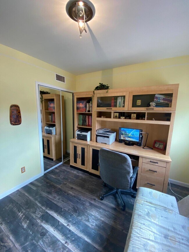 Building Photo - 808 E Cochise Dr