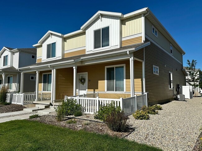 Building Photo - Spacious and Bright Townhome Available Sep...