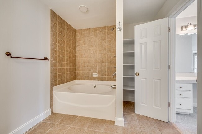 Building Photo - Charming 2 bed 2 bath condo with great water views in gated community in Charlotte on Lake Wylie!