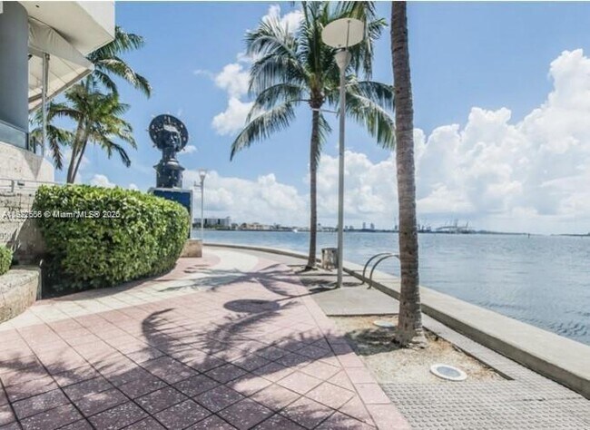 Building Photo - 325 S Biscayne Blvd