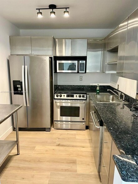 Building Photo - 3625 N Country Club Dr